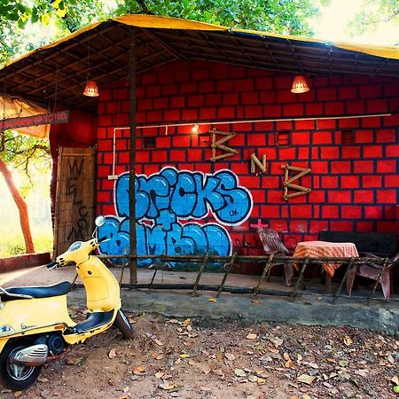 Bricks And Bamboo Hostel Andzsuna Kültér fotó