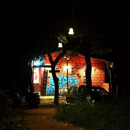 Bricks And Bamboo Hostel Andzsuna Kültér fotó